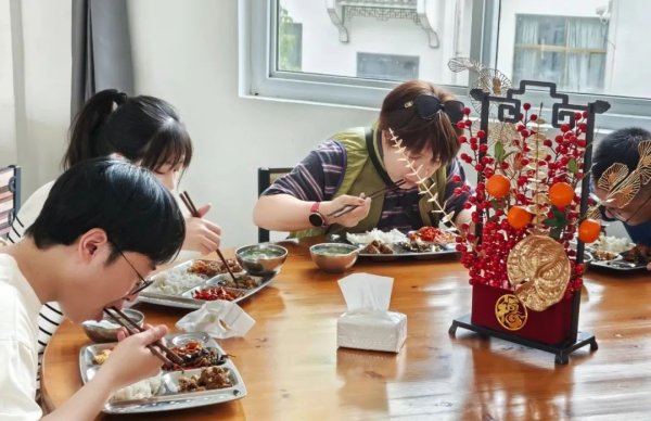 嘉创配资 多地政府机关食堂迎来大客流，重庆荣昌区委书记给厨师们鼓劲